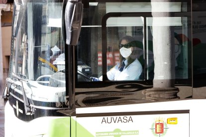 Una conductora de Auvasa durante un servicio | J. M. LOSTAU