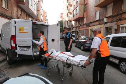 El servicio forense retira uno de los tres cuerpos en el triple homicidio en Rondilla en agosto de 2022. ICAL