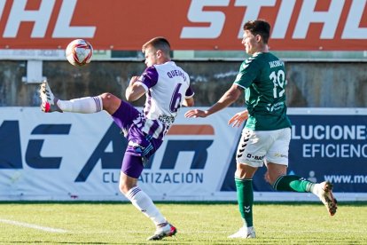 Diogo Queirós despeja el balón en el partido de Copa en Marchamalo. / I. SOLA /RV