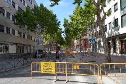 Corte de tráfico en la calle del Monasterio de Santa María de Montserrat en Villa del Prado. -J.M. LOSTAU