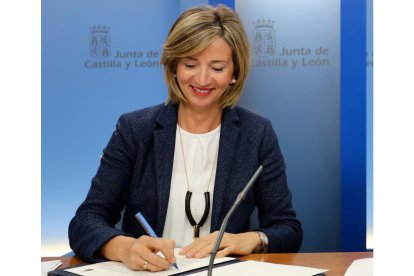 La consejera de Familia e Igualdad, Alicia García, durante la firma de un convenio en materia de violencia de género enmarcado en el modelo integral 'Objetivo Violencia Cero'-ICAL