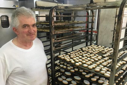 Jesús García muestra un lote de mantecados recién salidos del horno que elabora en dos formatos.-H. M. P.