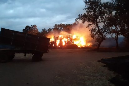 Terreno en el que los bomberos de Valladolid realiza sus labores. -E. M.