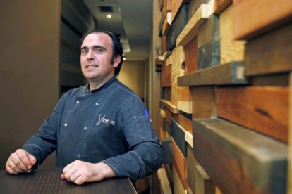 Carlos Alonso posa en Yantar, su nueva propuesta gastronómica.-MARIO TEJEDOR