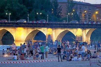 Estado que presentaba la playa de las Moreras la noche de San Juan.-PABLO REQUEJO