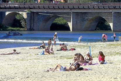 Varias personas se acercaron a la Playa de las Moreras para tomar el sol en una imagen de archivo. -J.M. LOSTAU