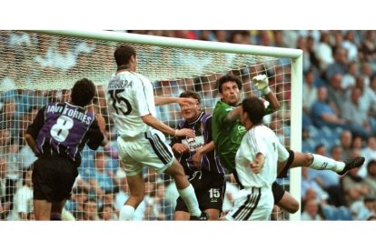 Imagen de archivo del último triunfo del Real Valladolid en el Bernabeu en el año 2000. / EL MUNDO