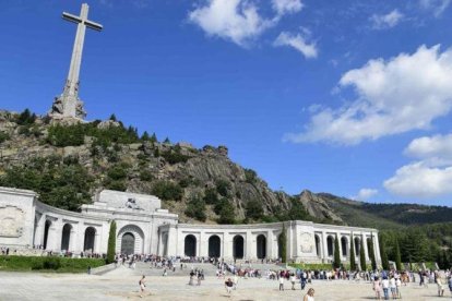 Visitantes en la basílica del Valle de los Caídos, cerca de Madrid.-AFP / JAVIER SORIANO