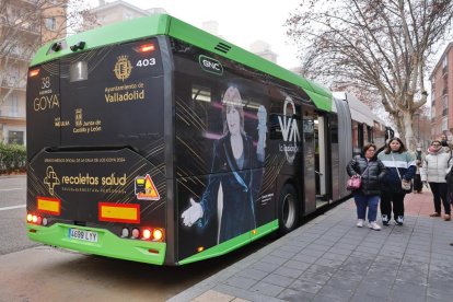 Uno de los buses urbanos de Auvasa vinilados con los Premios Goya. -E.M.