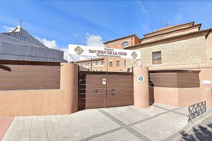 Fachada del colegio San Juan de la Cruz de los Carmelitas Descalzos, en la calle Rey de Medina del Campo.