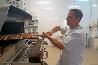 El confitero Ordoño Alonso, en su obrador, en La Bañeza, con una hornada de sus famosos Imperiales-L.P.