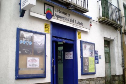 Administración número 2 de la localidad abulense de las Navas del Marqués donde se ha sellado un premio de la lotería Primitiva de 25 millones de euros.- ICAL