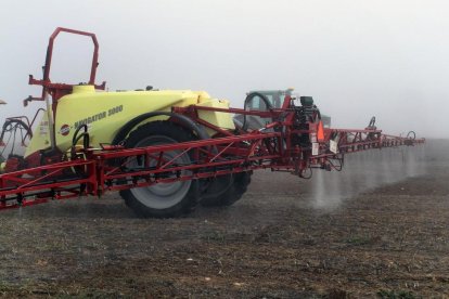 Varias máquinas pulverizadoras en una exposición agrícola en Palencia.-BRÁGIMO