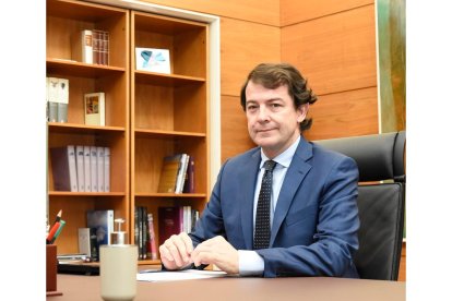 El presidente de la Junta de Castilla y León, Alfonso Fernández Mañueco, en las Cortes autonómicas tras su comparecencia del viernes. E. M.
