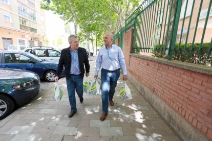 El secretario general del PP de Valladolid, Jesús Julio Carnero, reparte bocadillos a los apoderados e interventores de su partido. Le acompañ, Indalecio Escudero-ICAL