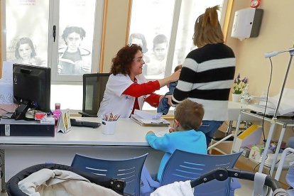 Consulta de pediatría, en una imagen de archivo. E. M.