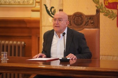 Carnero durante la rueda de prensa en el Ayuntamiento.-E. M.