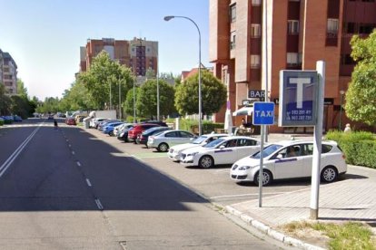 Parada de taxi de la calle Pío del Río Hortega donde se montó el acusado y posteriormente agredió al taxista. G.S.V.