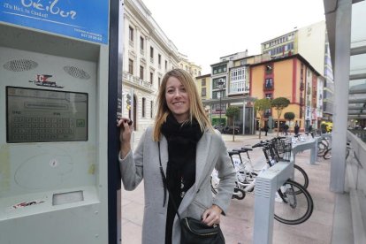 Beatriz Abejón posa en una de las báncadas de préstamo de bicicletas de la ciudad de Burgos, situada en la céntrica plaza de Santo Domingo.-RAÚL OCHOA