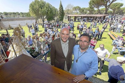 Jesús Julio Carnero y Alfonso Romo ayer, en la romería de la Virgen de Sacedón.-EL MUNDO