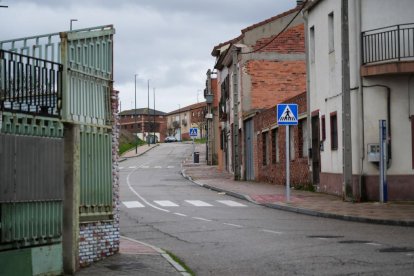 Calle Azalea de Las Flores donde se produjo la puñalada al policía. J.M. LOSTAU