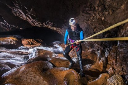 Un turista realizando la travesía del curso de las aguas con una de las empresas de turismo activo de la zona.-ADRIÁN VÁZQUEZ