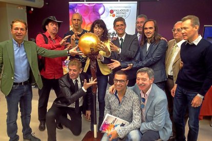 De pie, Juan José Rodríguez, Vik, Héctor Mancha, Ana Redondo, Leopoldo Cortejoso, Ángel Vicente, Amadeo Edama, Giani Loria y Marko Karvo; agachados, Carlos Barragán, Fabrini y Fernando Arribas.-EM