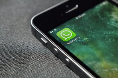 Movil con la aplicacion de WhatsApp. E.M