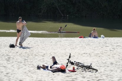 La Playa de las Moreras durante una jornada con altas temperaturas.- J.M. LOSTAU