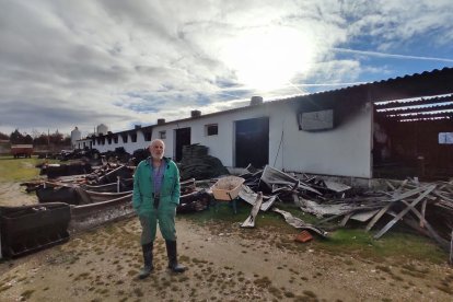 Juan Saiz en su explotación de ganado porcino en la localidad burgalesa de Santo Domingo de Silos. / ECB