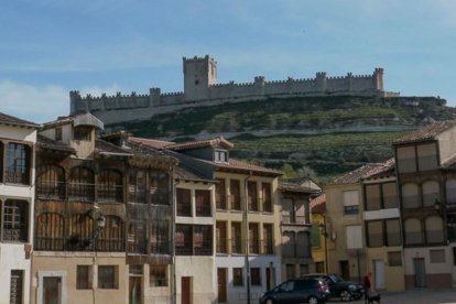 Viviendas históricas del casco protegido de Peñafiel, con el castillo al fondo.-AYTO. PEÑAFIEL