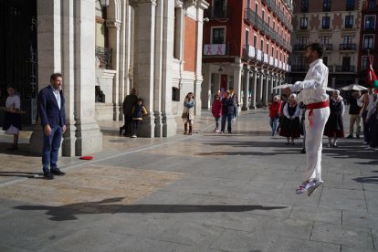 La plaza Mayor de Valladolid ha acogido la celebración de la Euskal Jaia, iniciativa del Centro Vasco en Valladolid Gure Txoko, con el grupo Itxas Alde de Bakio, que ha bailado un aurresku ante el alcalde. E.M.