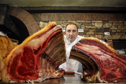 José Gordón ha conevrtido en arte la curación de la carne: nadie envejece las soberbias piezas de vacuno como él en El Capricho de Jiménez de Jamuz.-SERGIO ENRÍQUEZ-NISTAL