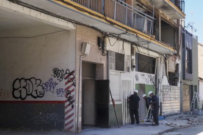 Tapian con vallas metálicas el portal del edificio de la calle Goya de Valladolid que sufrió una explosión de gas el martes. -J.M. LOSTAU