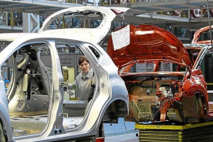 Cadena de montaje en la fábrica de Valladolid del Renault Captur.-J. M. LOSTAU