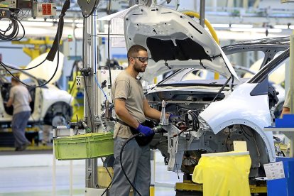 Cadena de montaje en Renault Valladolid. - J. M. LOSTAU