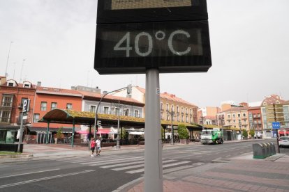 Termómetro en la Plaza de España de Valladolid con un registro de 40ºC. -J.M. LOSTAU