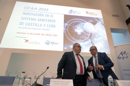 El consejero de Sanidad, Alejandro Vázquez, y el presidente de ASEDEF, Mariano Avilés Muñoz, inauguran una jornada sobre la innovación en el sistema sanitario de Castilla y León.- ICAL