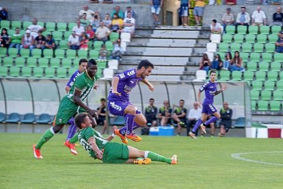 Alfaro evita la entrada de un jugador rival.-Photo-Deporte