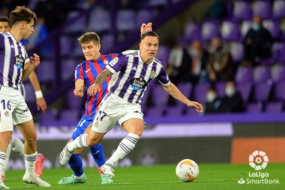 Roque Mesa es frenado por un jugador del Eibar. / E.M.