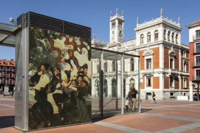 Mural 'Reuniones (1)' de Max-o-matic en el acceso al parking de plaza Mayor. -CREART