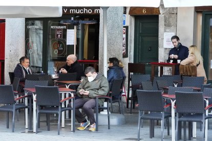 Las terrazas de la Plaza Mayor de Valladolid con gente en pleno mes de diciembre tras su reapertura. J.M. LOSTAU