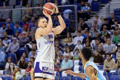 Dominic Gilbert lanza a canasta en el partido ante el Estudiantes. / EL MUNDO