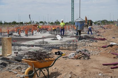 Obras en la calle Padre Chaminade en la segunda fase del barrio El Peral.- J.M. LOSTAU