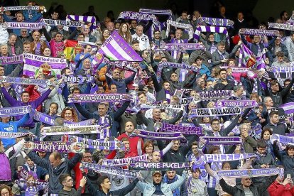 Aficionados blanquivioleta animan a su equipo.-J. M. LOSTAU