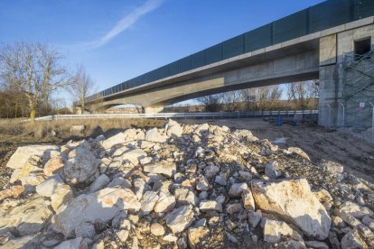 Imagen del viaducto en el que Adif ha detectado las deficiencias de seguridad.-ISRAEL L. MURILLO