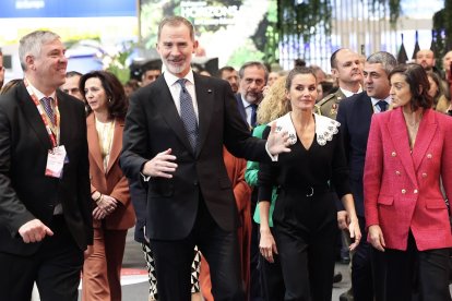 Los reyes, junto a Reyes Maroto y José Vicente de los Mozos, en la inauguración de Fitur.- ICAL