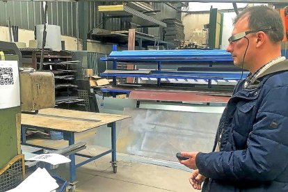 Un operario utiliza el software de realidad aumentada para gafas ‘inteligentes’ de visión binocular.-EL MUNDO