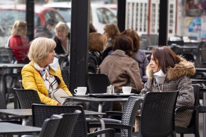 Varias personas en una de las terrazas de Valladolid. | E. M.