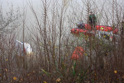 Los restos del ultraligero accidentado emergen de las aguas del Duero ya cerca de la orilla.- J. M. LOSTAU